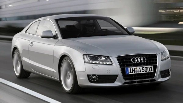 Бръмчене от предната част често се появява след 80 000 км. Първоначално шумът е едва забележим и се появява при леки завои, но с течение на времето се усилва и става постоянен. При по-нататъшно износване може да се развие лека вибрация и пулсация при покачване на скоростта.

Какво да се направи

Причината е в преждевременното износване на лагерите на предните колела, което се утежнява от теглото на автомобила и лошата защита от влага. Решението е да се сменят лагерите и главината. За да се удължи животът им, е важно да се избягват натоварвания и редовно да се проверява състоянието (балансът) на колелата и окачването.
